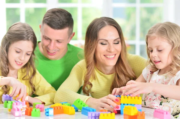 Mädchen Mit Mutter Und Vater Spielen Mit Bunten Plastikklötzen — Stockfoto