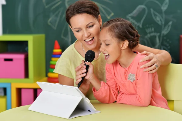 Madre Figlia Utilizzando Tablet Computer Cantare Karaoke — Foto Stock