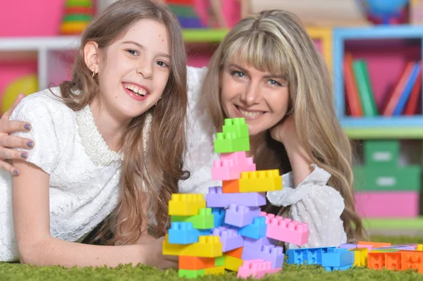 Dcera Matka Hrají Barevnými Plastovými Bloky Doma — Stock fotografie