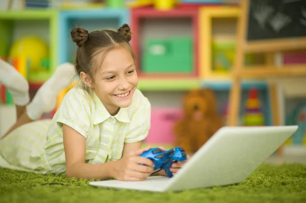 Bela Jovem Com Laptop Jogando Jogo — Fotografia de Stock