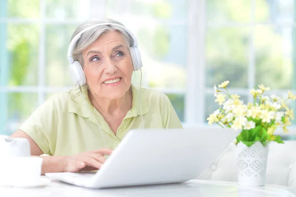 Mulher Idosa Fones Ouvido Usando Laptop Casa — Fotografia de Stock