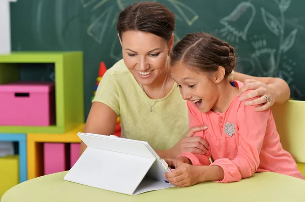 Mutter Und Tochter Nutzen Tablet Computer — Stockfoto