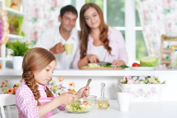 Mutfak Masasında Güzel Bir Kız Yemek Yapıyor — Stok fotoğraf