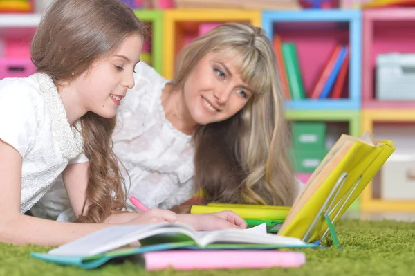 Kleines Süßes Mädchen Mit Mutter Die Hause Studiert — Stockfoto