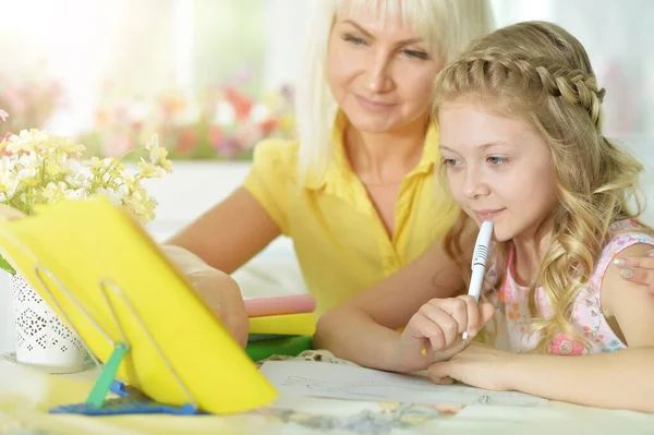 Menina Bonito Com Mãe Estudando Casa — Fotografia de Stock