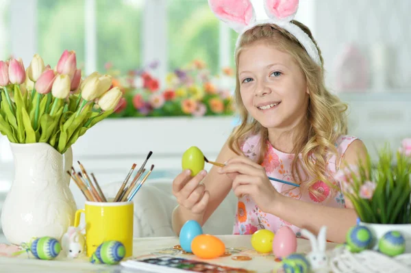 Gelukkig Dochter Dragen Konijn Oren Versieren Paaseieren — Stockfoto