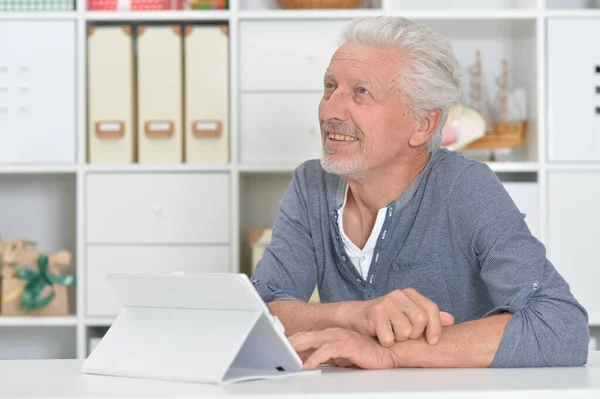 Senior Man Met Tablet Computer Thuis — Stockfoto