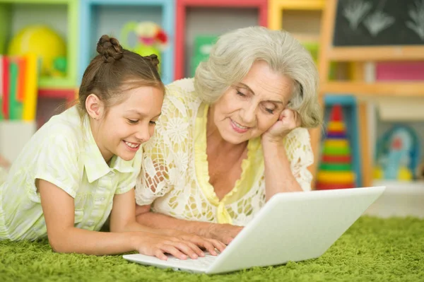 Portret Van Gelukkig Grootmoeder Kleindochter Met Behulp Van Laptop — Stockfoto