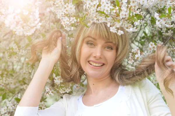 Bela Jovem Mulher Posando Por Árvore Cereja — Fotografia de Stock