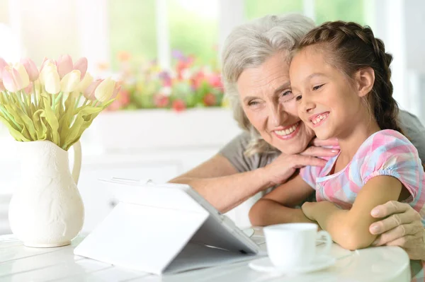 Menina Bonito Com Sua Avó Com Tablet — Fotografia de Stock