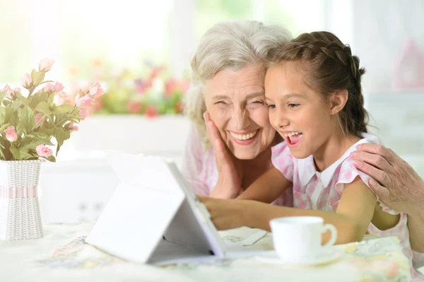 Carino Bambina Con Sua Nonna Con Tablet — Foto Stock