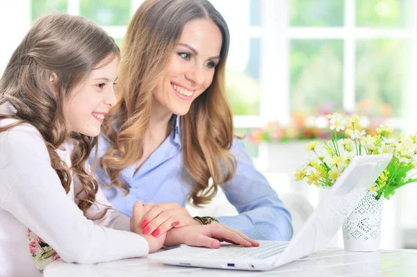 Moeder Dochter Met Laptop Computer — Stockfoto