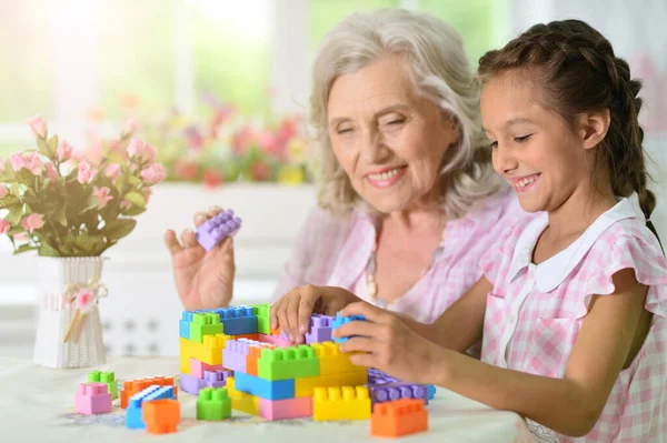 Schattig Meisje Oma Spelen Met Kleurrijke Plastic Blokken — Stockfoto