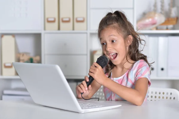 Kleines Mädchen Mit Laptop Singt — Stockfoto