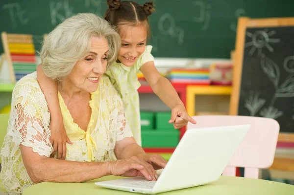 Laptop Kullanan Mutlu Büyükanne Torunun Portresi — Stok fotoğraf