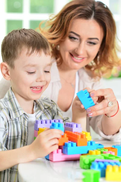 Kvinna Och Liten Pojke Leker Med Färgglada Plastblock Tillsammans — Stockfoto