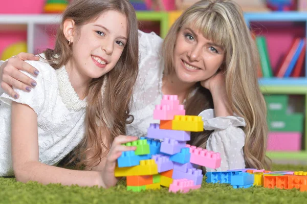 Kleine Tochter Und Mutter Spielen Hause Mit Bunten Plastikklötzen — Stockfoto