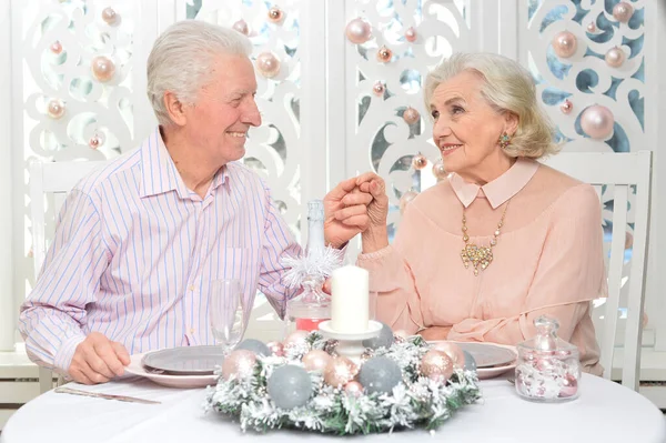 Portret Szczęśliwa Para Starszy Obiad Bożego Narodzenia Domu — Zdjęcie stockowe