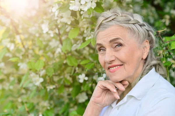 Feliz Sonriente Mujer Mayor Posando Aire Libre — Foto de Stock