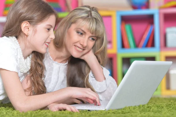 Mãe Filha Olhando Para Computador Portátil — Fotografia de Stock