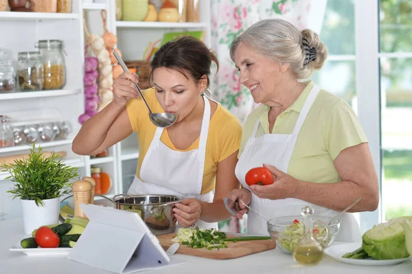 Sorrindo Mãe Sênior Filha Adulta Cozinhar Juntos Cozinha — Fotografia de Stock