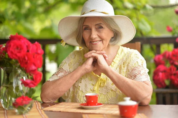 Schöne Lächelnde Seniorin Trinkt Kaffee — Stockfoto