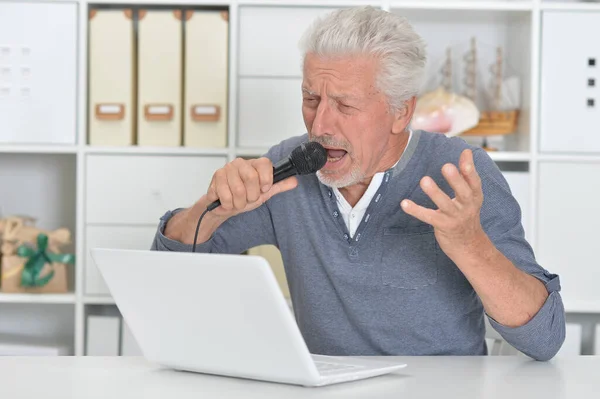 Homem Sênior Cantando Microfone — Fotografia de Stock