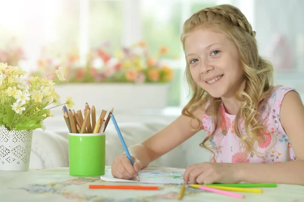 可爱的女孩在家里画画 — 图库照片