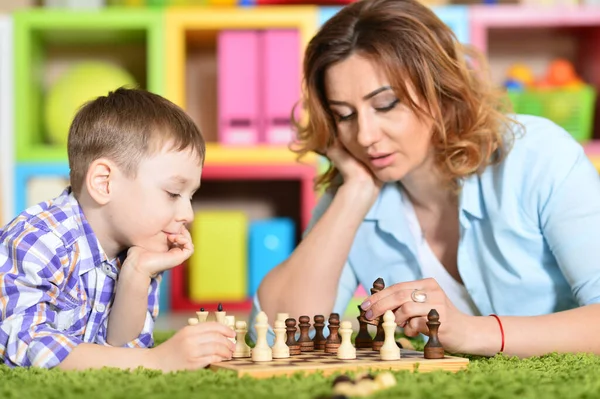 Mor Med Son Spelar Schack Hemma — Stockfoto