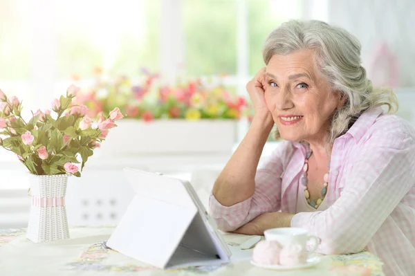 Vacker Senior Kvinna Använder Modern Tablett Medan Dricker — Stockfoto