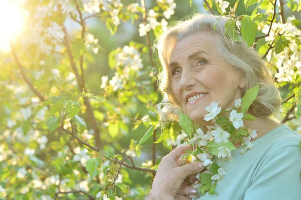 Felice Sorridente Donna Anziana Posa Nel Parco All Aperto — Foto Stock