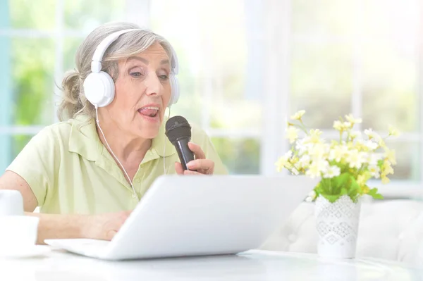 Ritratto Bella Donna Anziana Che Canta Karaoke Con Computer Portatile — Foto Stock