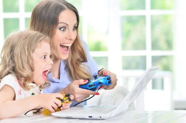 Dizüstü Bilgisayarı Olan Anne Kız Oyun Oynuyorlar — Stok fotoğraf