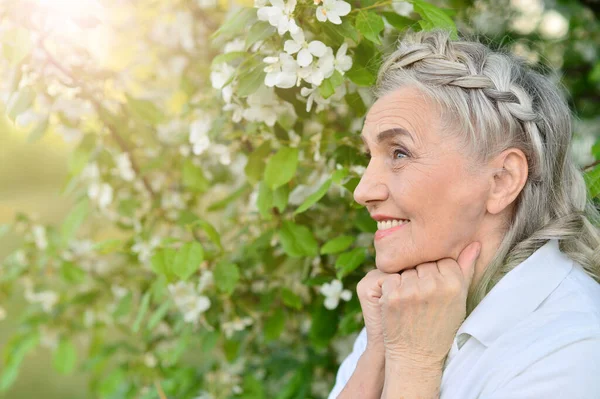 Mutlu Gülümseyen Yaşlı Kadın Dışarıda Poz Veriyor — Stok fotoğraf