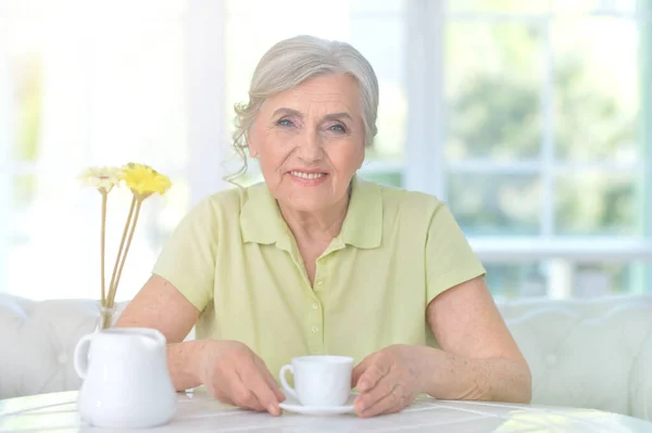 Portret Van Mooie Senior Vrouw Thuis Met Het Drinken Van — Stockfoto