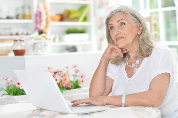 Mujer Mayor Usando Ordenador Portátil Casa — Foto de Stock