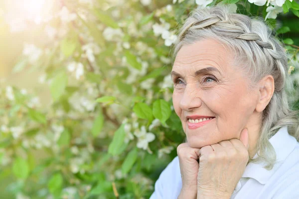 Szczęśliwy Uśmiech Starszy Kobieta Pozowanie Park — Zdjęcie stockowe