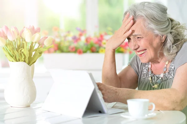 Vacker Äldre Kvinna Med Modern Tablett — Stockfoto