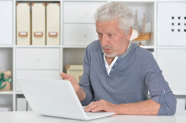 Bedachtzame Oudere Man Met Laptop Thuis — Stockfoto