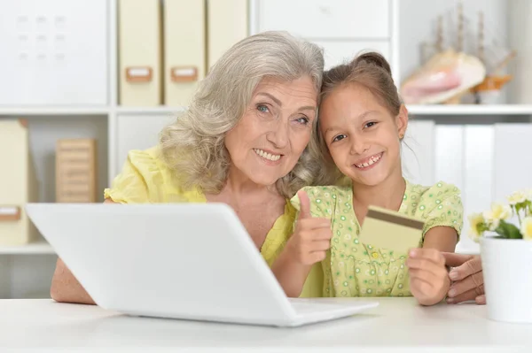 幸せな祖母と孫娘の肖像画を使用してノートパソコンショッピングオンライン — ストック写真