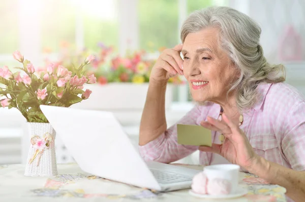 Ηλικιωμένη Γυναίκα Που Χρησιμοποιεί Φορητό Υπολογιστή Στο Σπίτι Ψωνίζοντας Online — Φωτογραφία Αρχείου