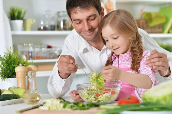 台所で料理をしている父親を持つ若い女の子 — ストック写真