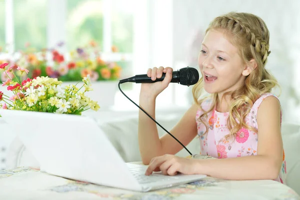 Κοριτσάκι Φορητό Υπολογιστή Που Τραγουδάει — Φωτογραφία Αρχείου