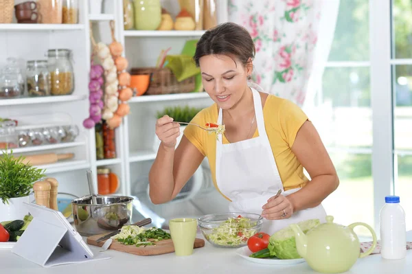 Retrato Una Hermosa Joven Con Cinta Cintura Cocina — Foto de Stock