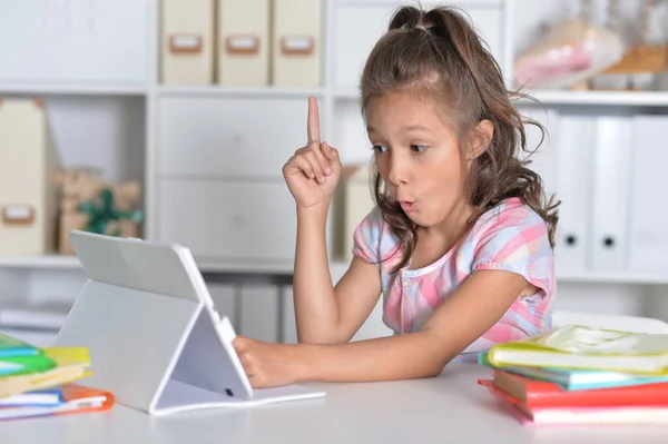 Porträt Der Schönen Kleinen Mädchen Mit Tablet Hat Eine Idee — Stockfoto