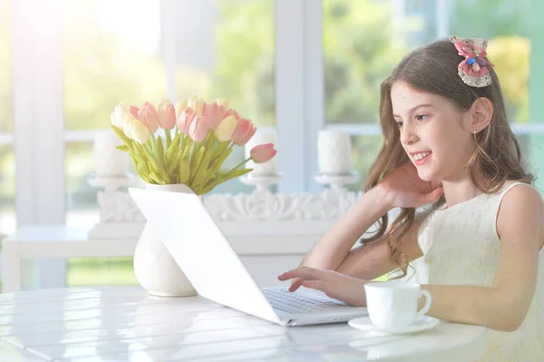 Menina Bonita Com Laptop Estudando — Fotografia de Stock