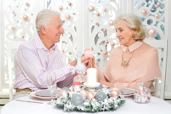 Porträtt Lyckliga Senior Paret Har Ett Julbord Hemma — Stockfoto