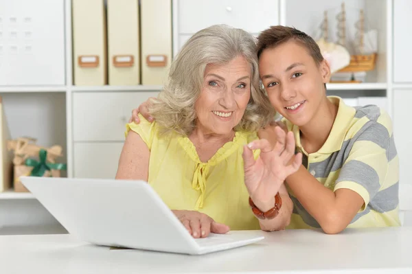 Nonna Con Suo Nipote Utilizzando Computer Portatile Casa — Foto Stock