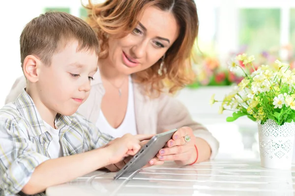 Madre Figlio Utilizzando Computer Tablet Moderno — Foto Stock