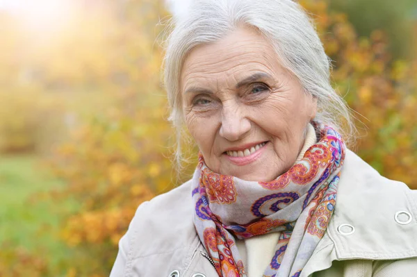 Portret Szczęśliwej Seniorki Jesiennym Parku — Zdjęcie stockowe